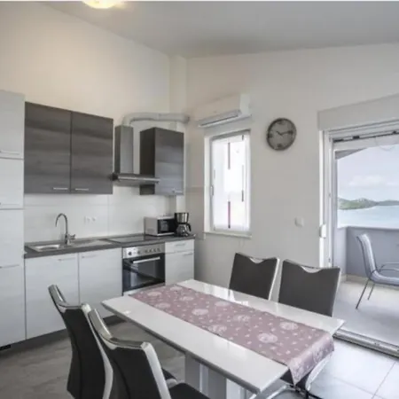 Apartment With Pool Near Beach Razanj
