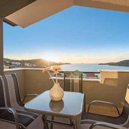 Apartment With Pool Near Beach Razanj
