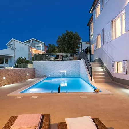 Apartment With Pool Near Beach