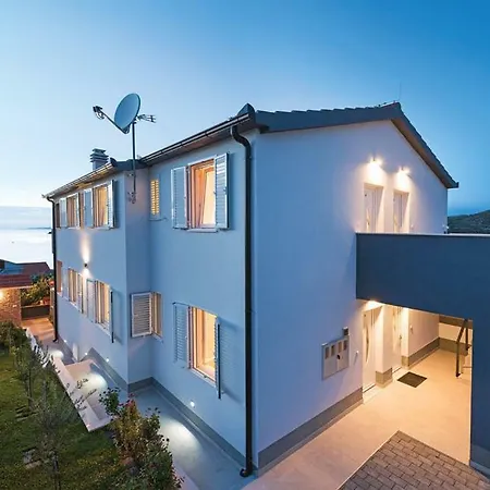 Apartment With Pool Near Beach Razanj